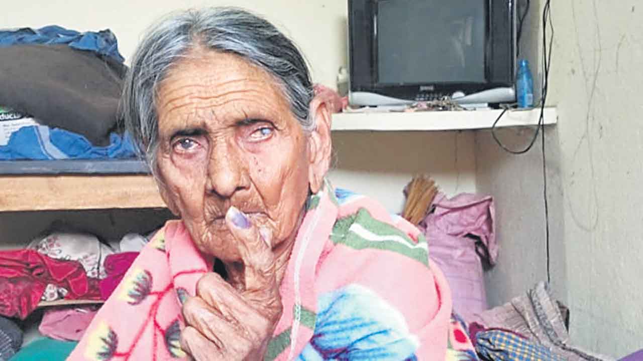 ఓటేసిన శతాధిక వృద్ధురాలు