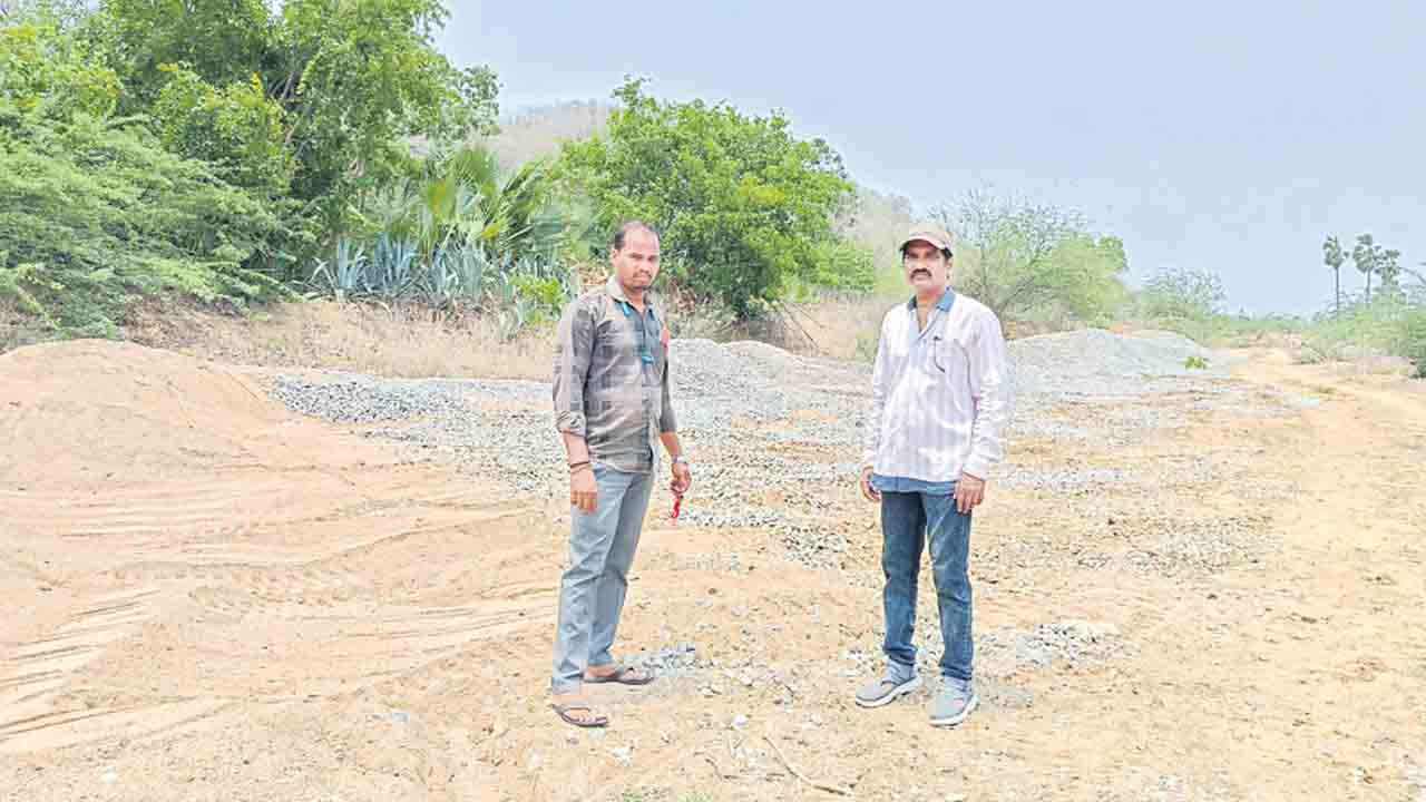 కాలువ నిర్మాణానికి తెచ్చిన ఇసుక, కంకర మాయం