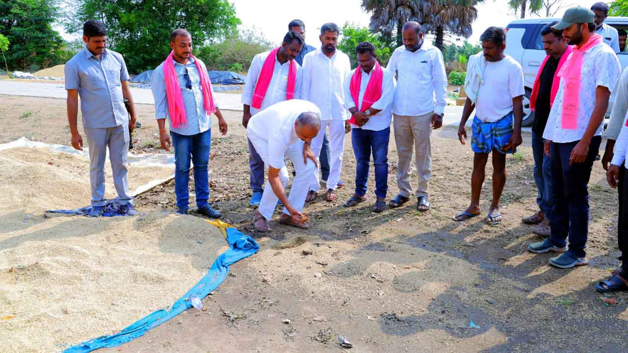 MLA Sanjay kumar | తడిసిన ధాన్యాన్ని కొనాల్సిందే : ఎమ్మెల్యే డా. సంజయ్‌ కుమార్‌