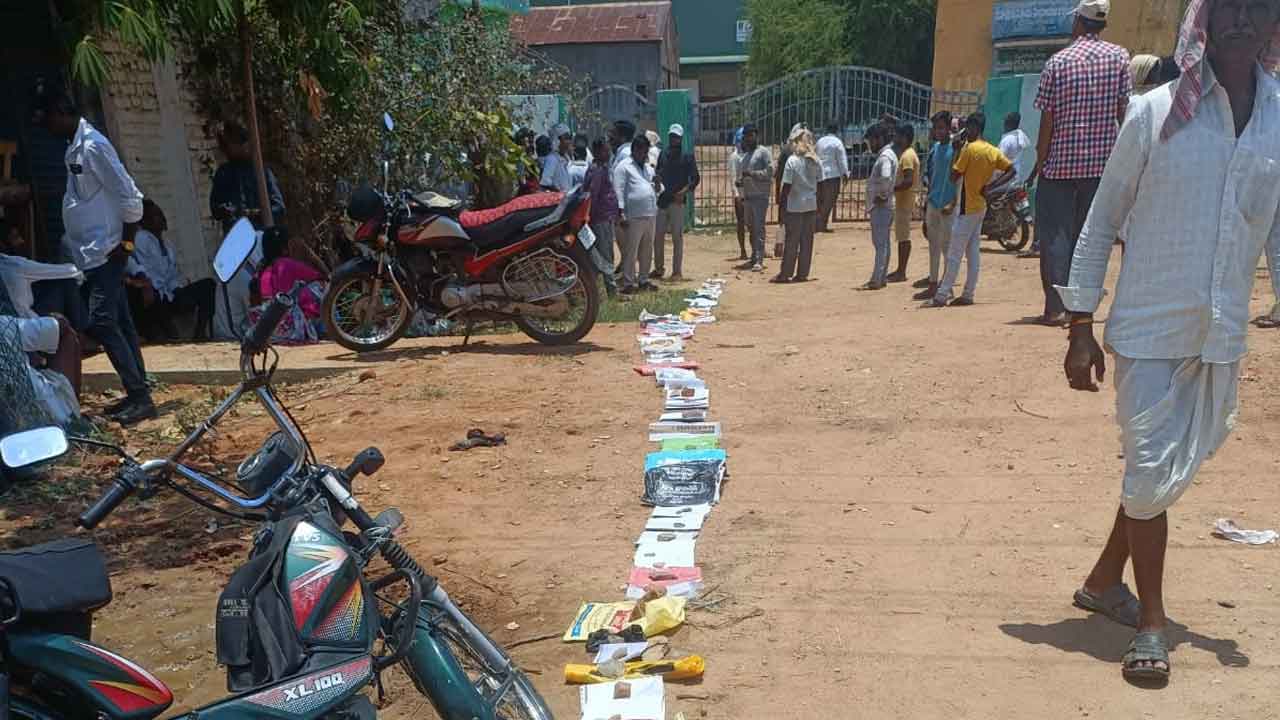 Sangareddy | విత్తనాల కోసం రైతుల తిప్పలు.. పాస్‌బుక్‌లు లైన్లో పెట్టి పడిగాపులు