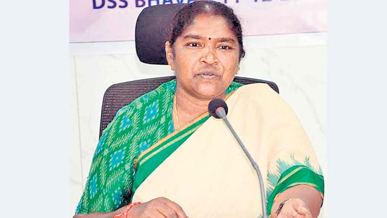 తడిసిన వడ్లను కొంటాం: మంత్రి సీతక్క