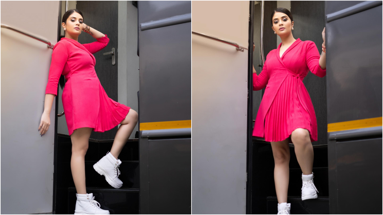 Sreemukhi | పింక్ డ్రెస్ లో శ్రీముఖి గ్లామర్ మెరుపులతో కనువిందు