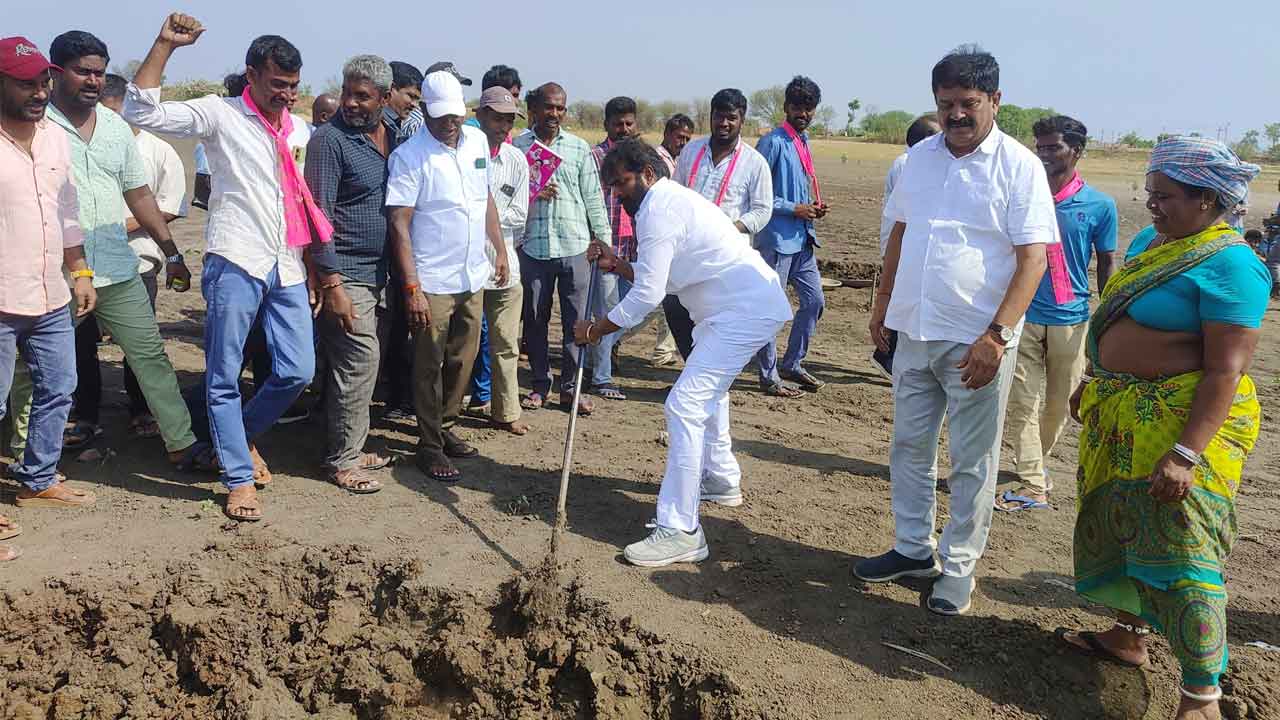 Srinivas goud | ట్రాక్టర్ నడిపి, మట్టి తీసి.. ప్రచారాన్ని హోరెత్తిస్తున్న మాజీ మంత్రి శ్రీనివాస్ గౌడ్