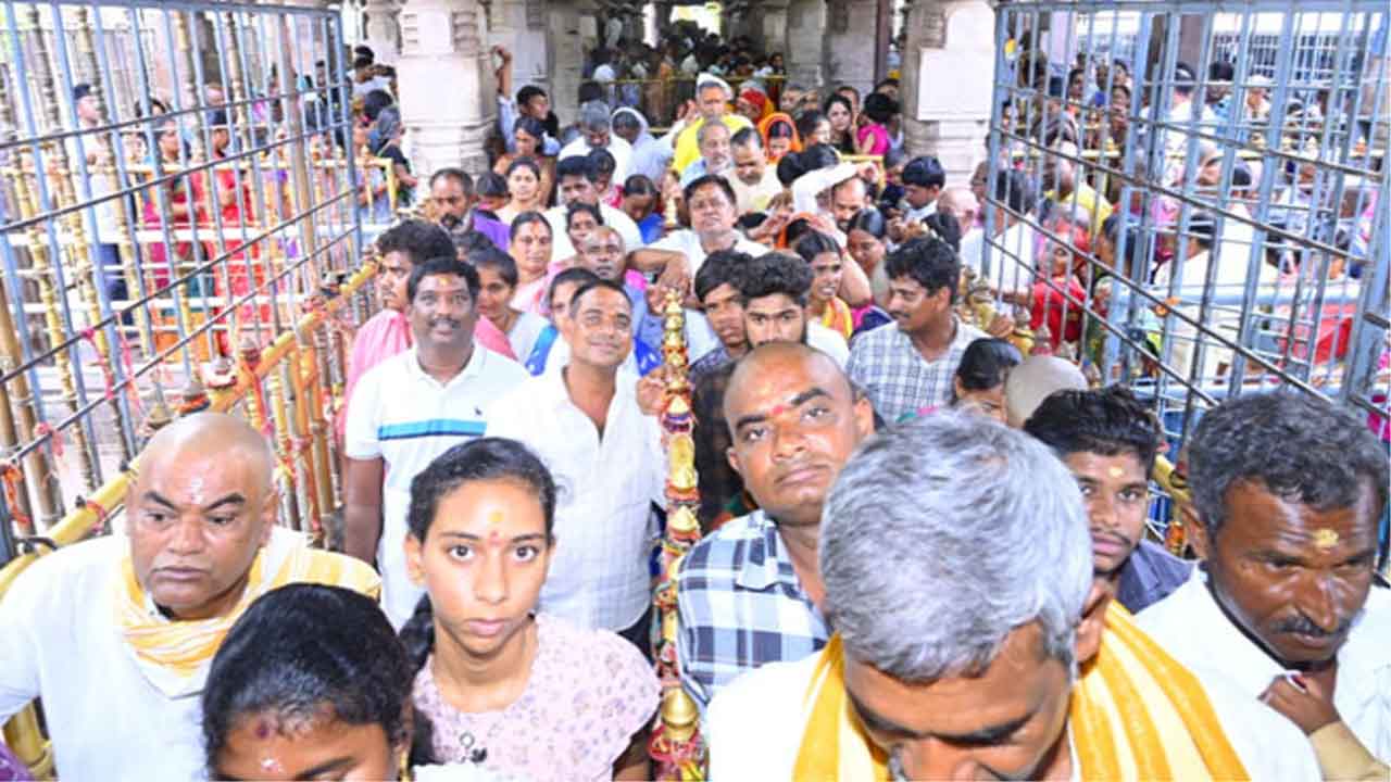 Srisailam | శ్రీశైలంలో కొనసాగుతున్న భక్తుల రద్దీ