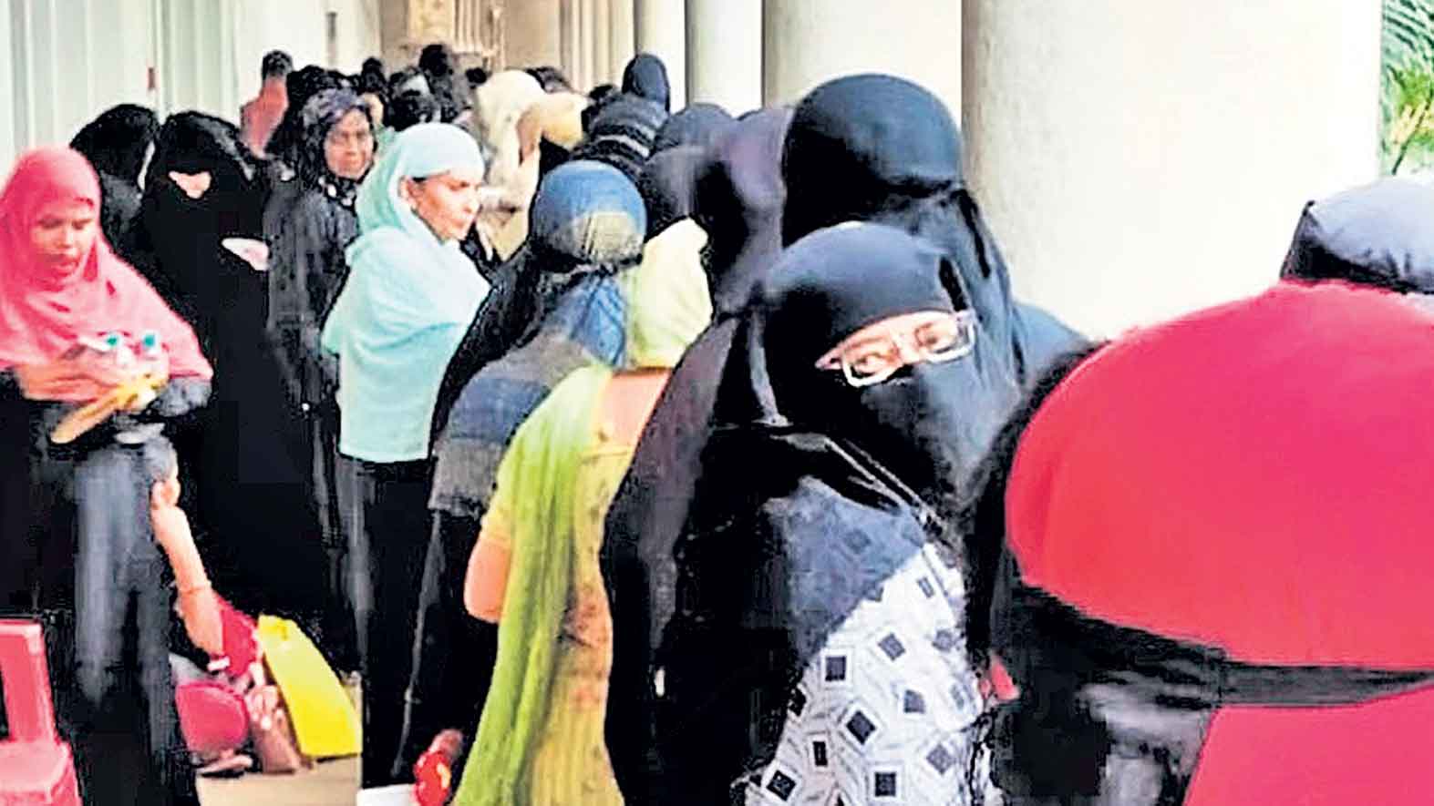 ఖాతాలో 8 వేలు జమంటూ వదంతులు.. పోస్టాఫీసుకు పోటెత్తిన మహిళలు