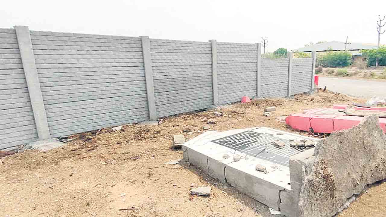 వెంచర్కు అడ్డుగా ఉందని శిలాఫలకం కూల్చివేత