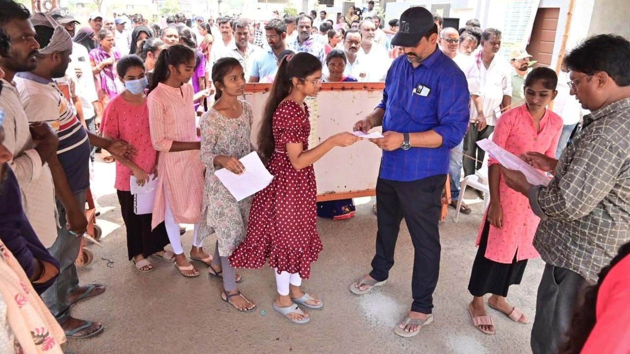 ఉమ్మడి జిల్లాలో ప్రశాంతంగా నీట్‌