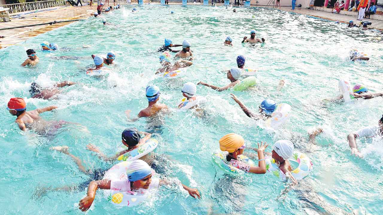 హాయ్‌.. హాయ్‌గా.. కూల్‌ కూల్‌గా స్విమ్మింగ్‌