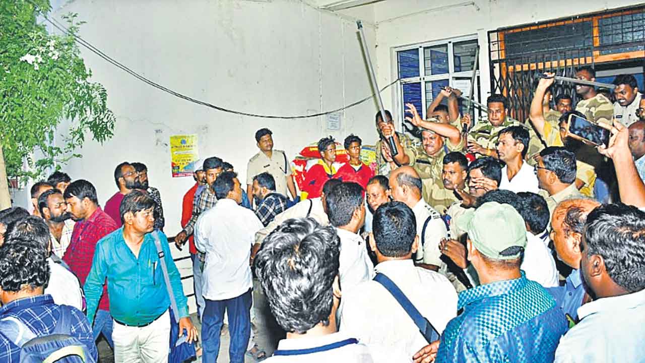 టీచర్లపై విరిగిన లాఠీ