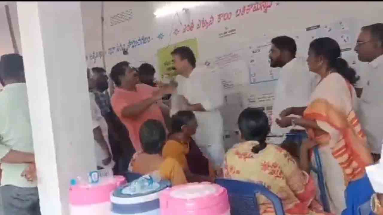 AP Elections |  ఓట‌రుపై తెనాలి ఎమ్మెల్యే దాడి.. తిరిగి కొట్టిన ఓట‌రు.. వీడియో