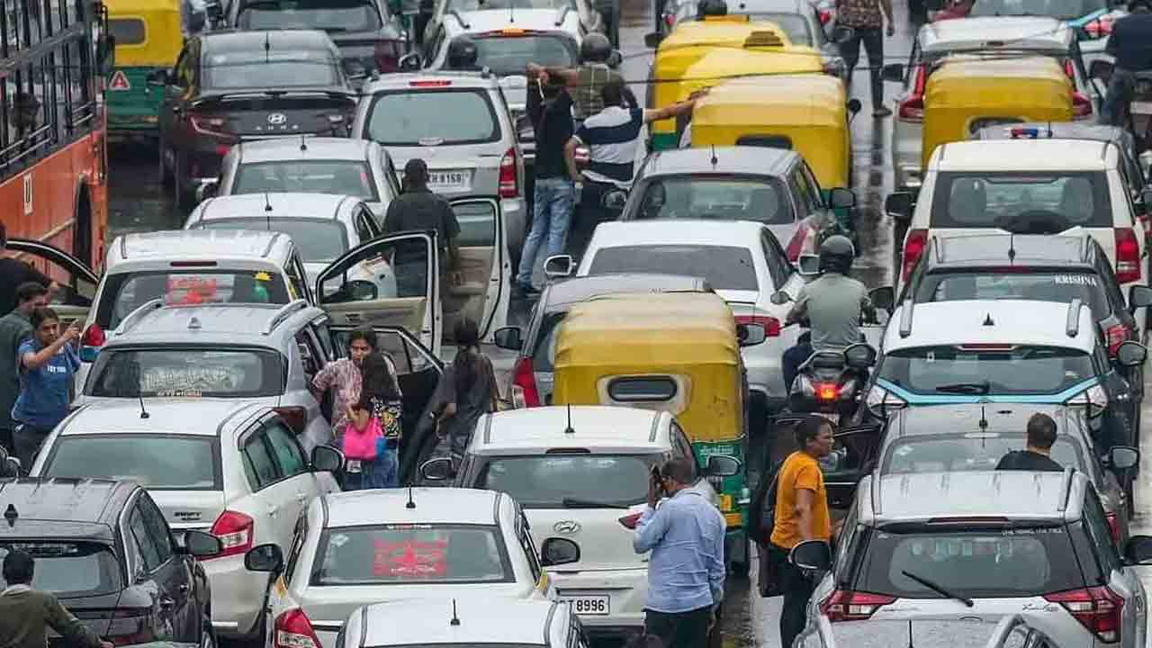 Traffic Jam | ముందస్తు సమాచారం లేకుండా రోడ్లు బ్లాక్‌.. 4 గంటలు నరకమే