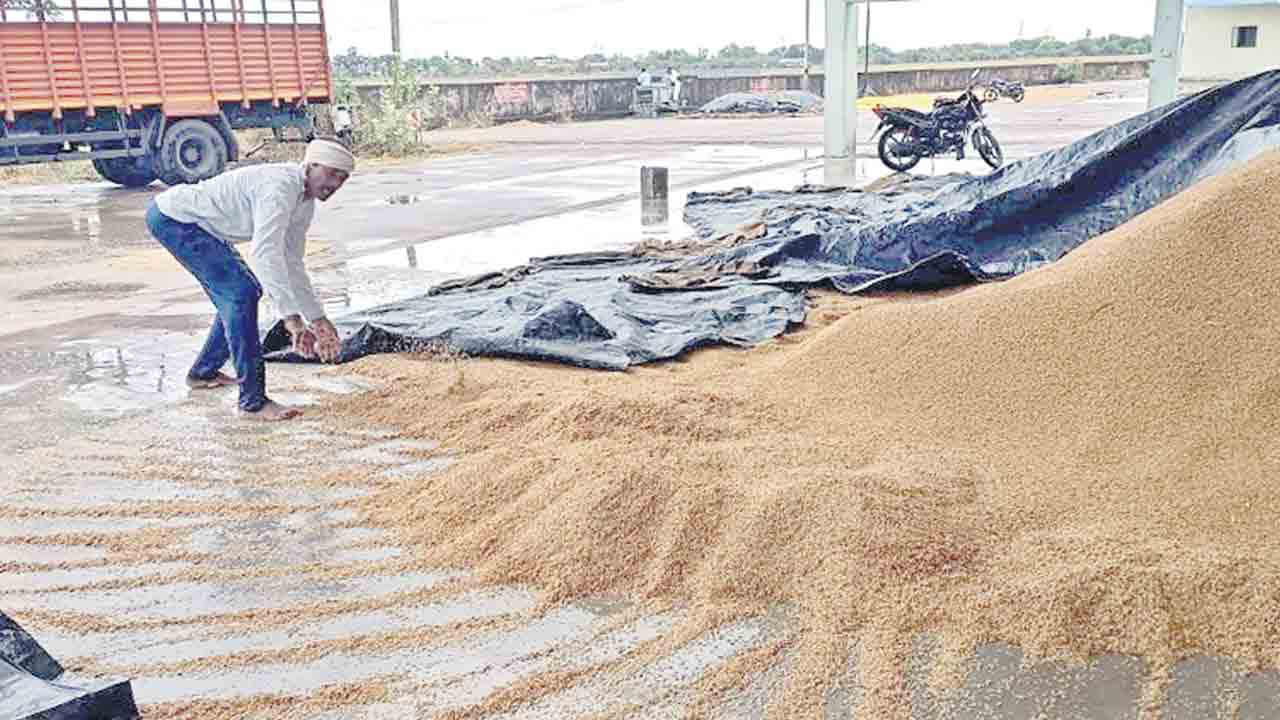 పత్తాలేని మంత్రులు ఆగమవుతున్న రైతులు