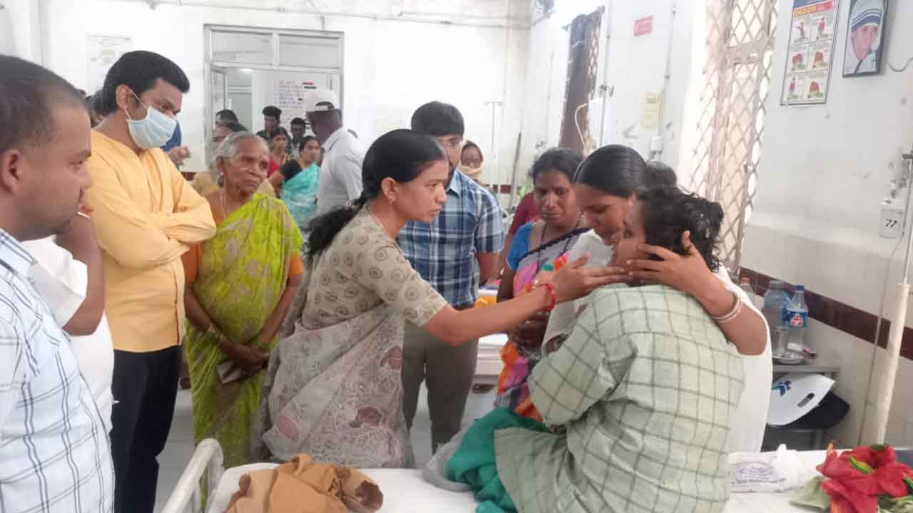 Laborer died | మట్టిపెళ్లలు విరిగిపడి ఉపాధి కూలీ మృతి, మరో ముగ్గురికి తీవ్ర గాయాలు