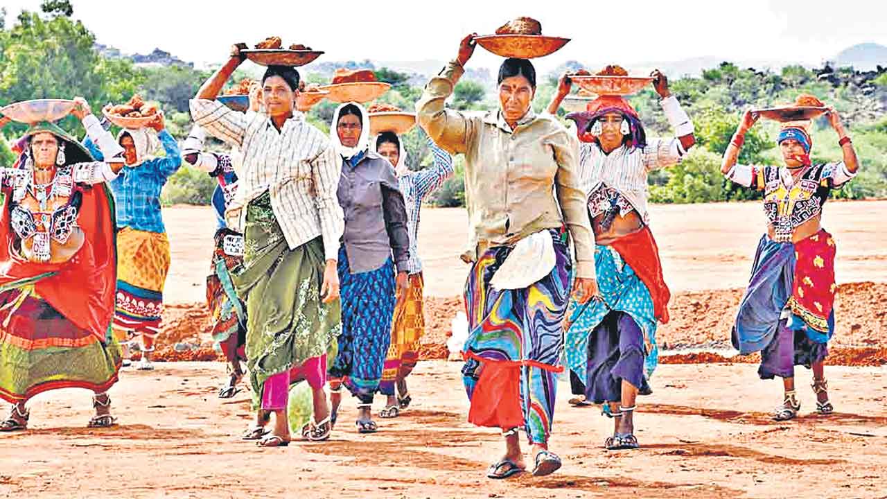 Farmers | సాగునీరందక ఎండిన పంటలు.. ఉపాధి బాట పట్టిన రైతులు