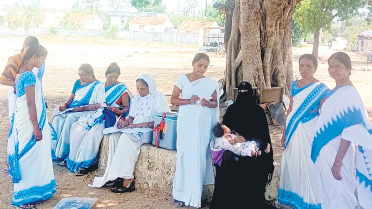 చెట్టు కిందే టీకాలు