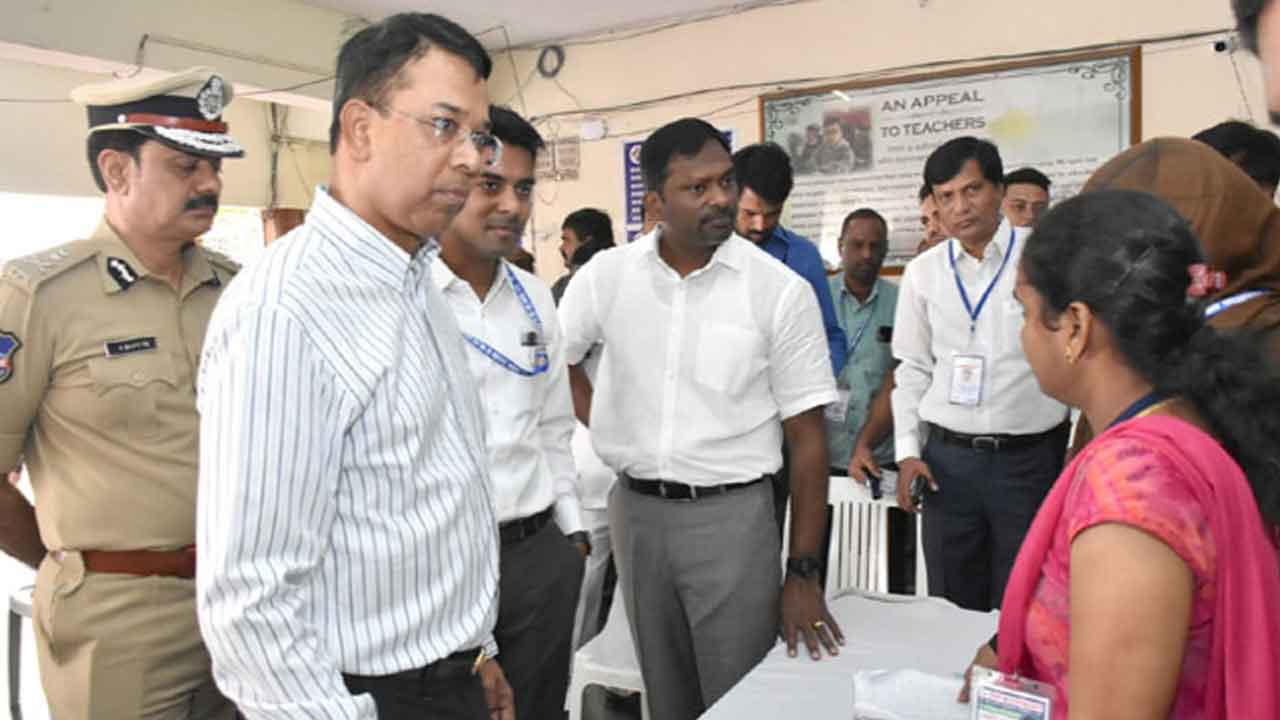 Postal ballot | అబిడ్స్‌లో పోస్టల్‌ బ్యాలెట్‌ పోలింగ్‌ను పరిశీలించిన వికాస్‌ రాజ్‌