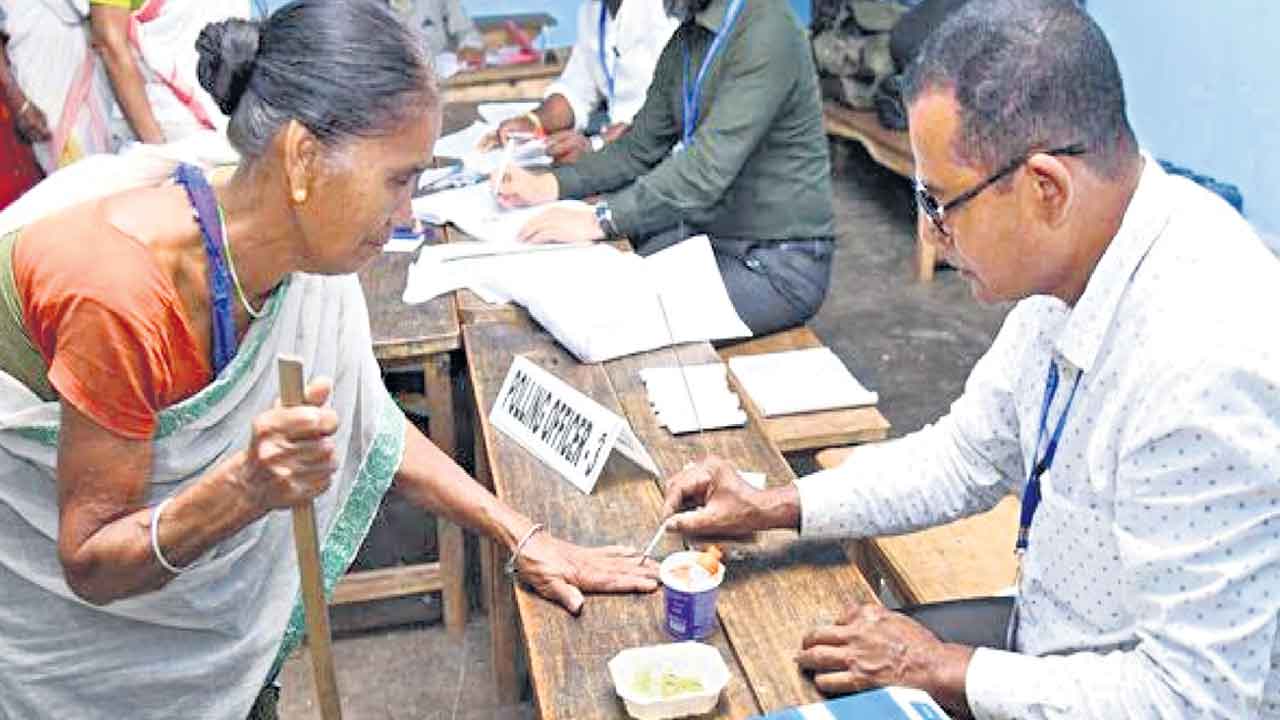 మూడో విడతలో 65.68 శాతం పోలింగ్‌