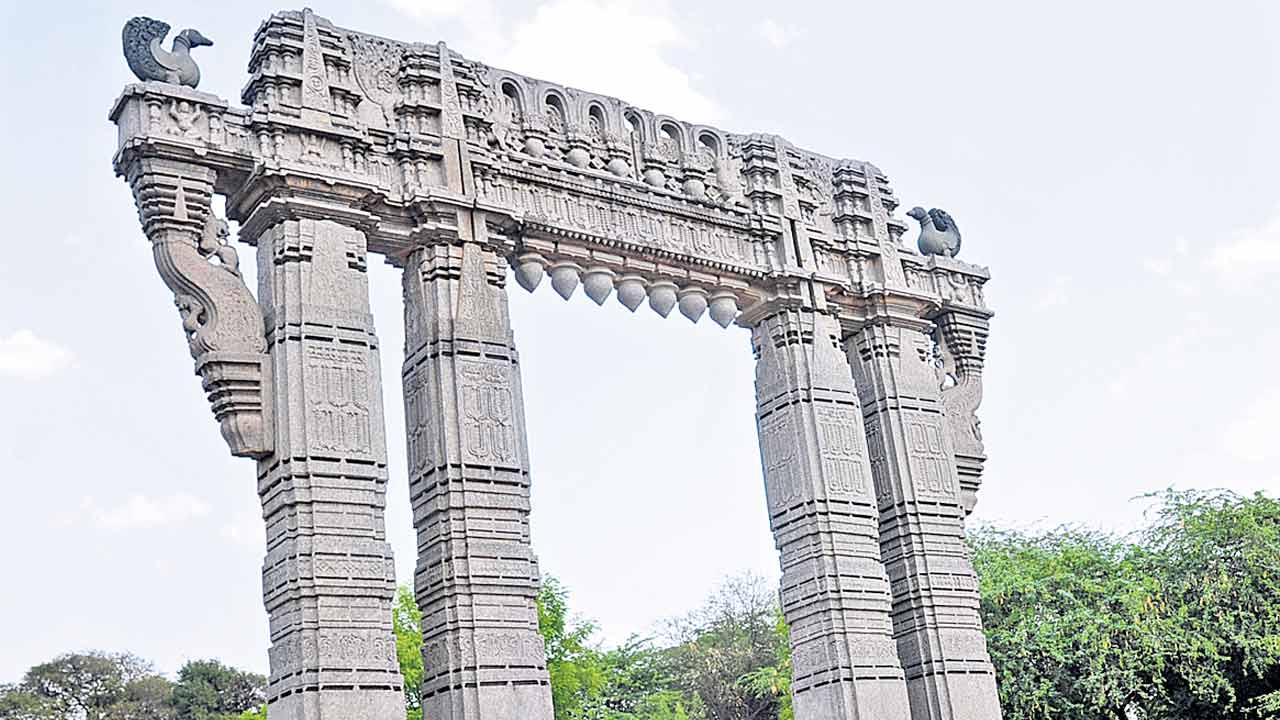 Kakatiya Kala Thoranam | పాలనకు ప్రతీకలు కళాతోరణాలు.. ప్రజలకు పాలకులు ఇచ్చిన ప్రాధాన్యానికి సూచికలు