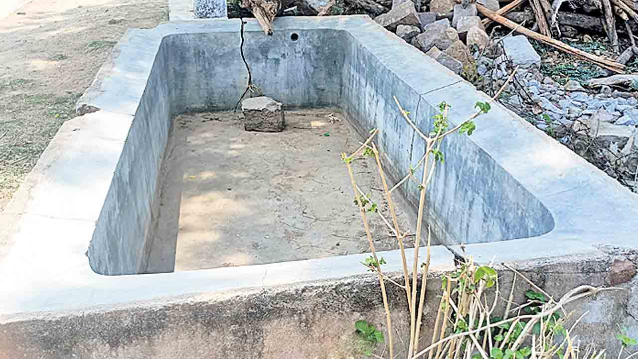 నీటి తొట్ల వెలవెల పశువులు విలవిల