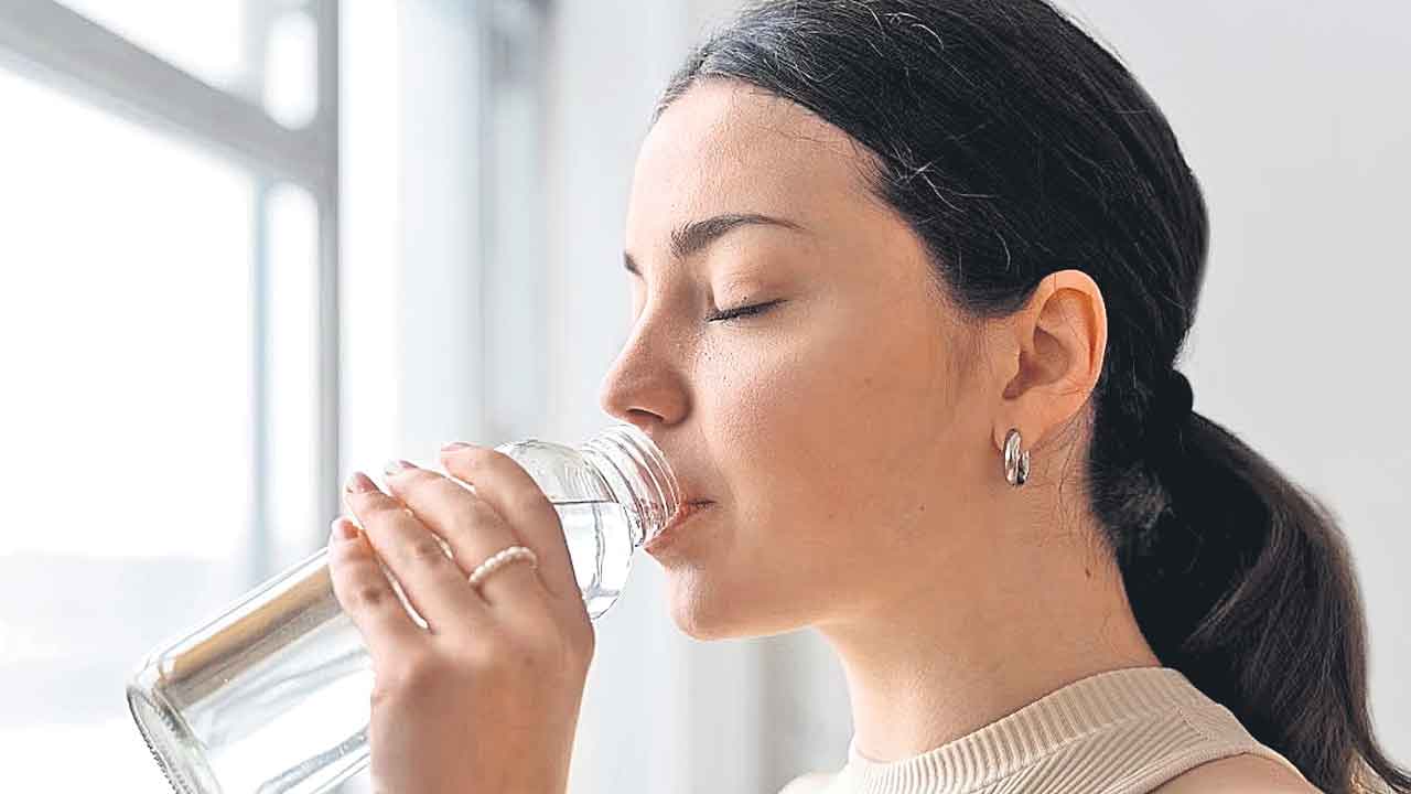 Health News | నీళ్లు తాగితే మంచిదని ఎడాపెడా తాగేస్తున్నారా.. అయితే జాగ్రత్త!