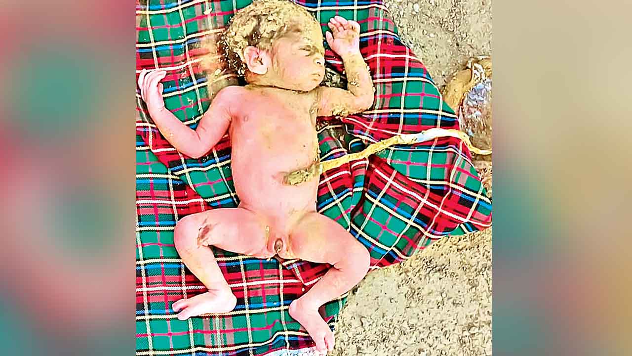 Hanamkonda | పాపం పసిపాప.. మాతృత్వం మరిచి రోడ్డు పక్కన వదిలేసిన మహిళ