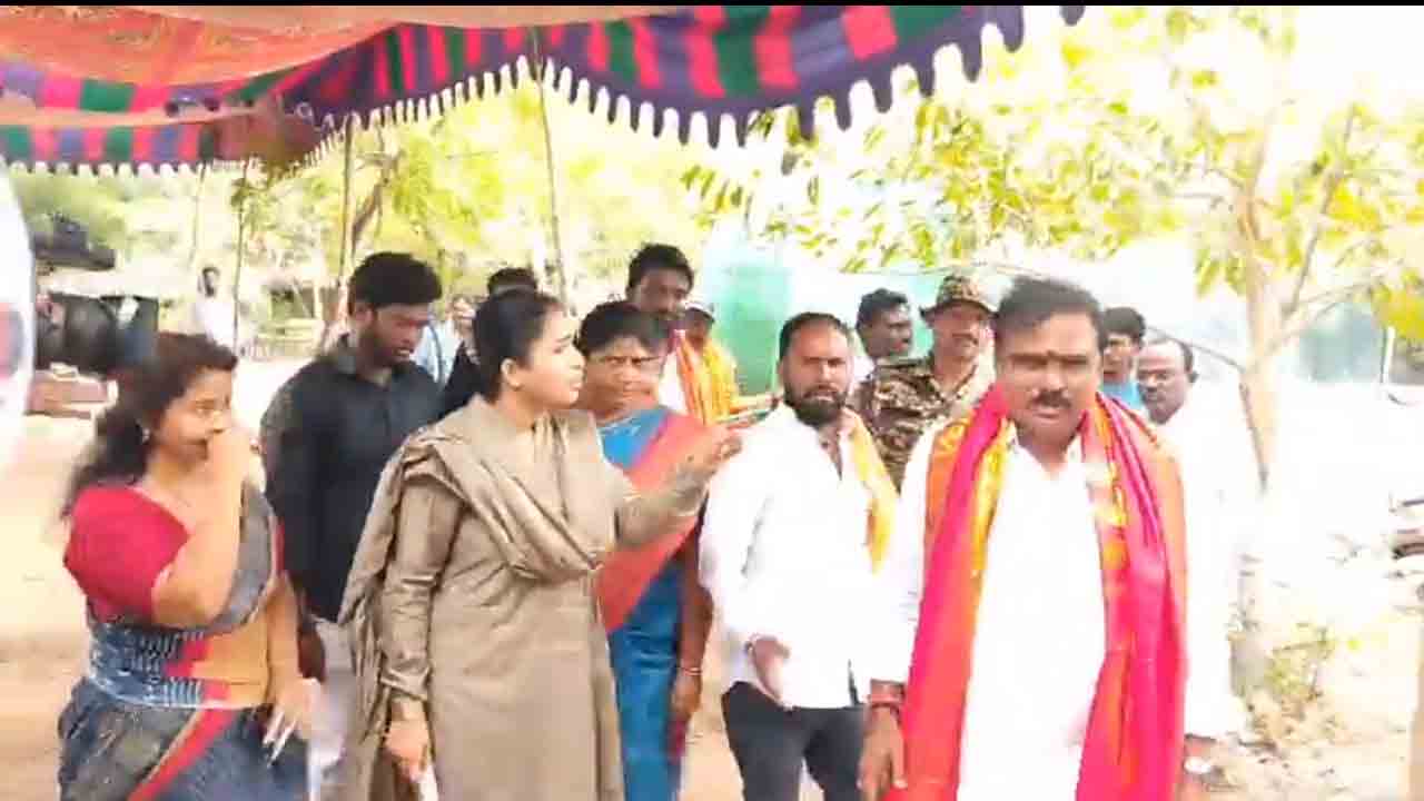 Payal Shankar | మీరు బొట్టు ఎందుకు పెట్టుకున్నారు..? ఎమ్మెల్యే పాయ‌ల్ శంక‌ర్ దౌర్జ‌న్యం.. వీడియో