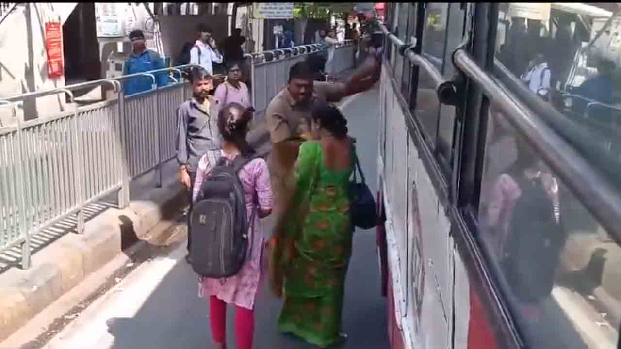 TSRTC | హైదరాబాద్‌లో ఫ్రీ బస్సు లొల్లి.. ఆర్టీసీ డ్రైవ‌ర్‌పై మ‌హిళ ఆగ్ర‌హం.. వీడియో
