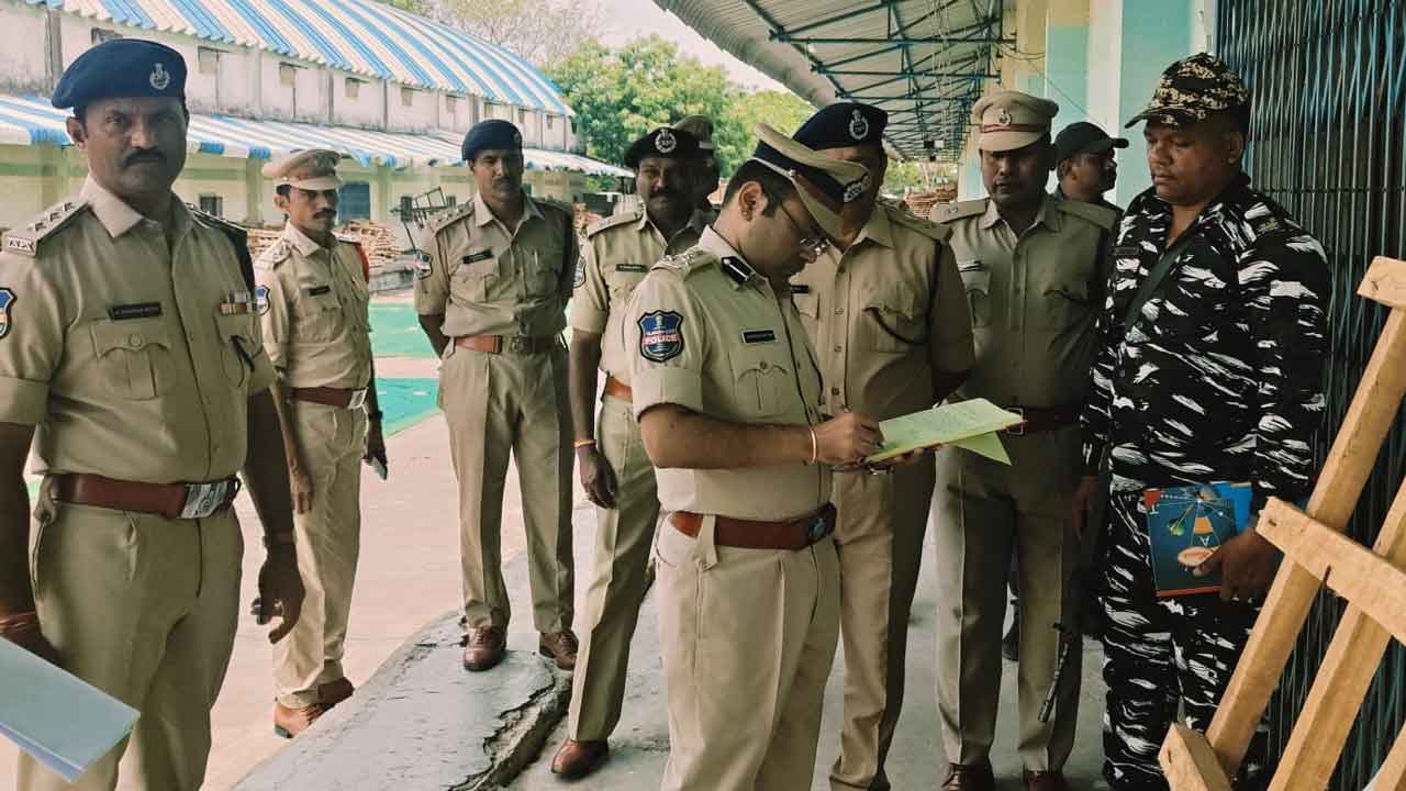 Warangal | వరంగల్ జిల్లా స్ట్రాంగ్ రూంలను పరిశీలించిన సీపీ
