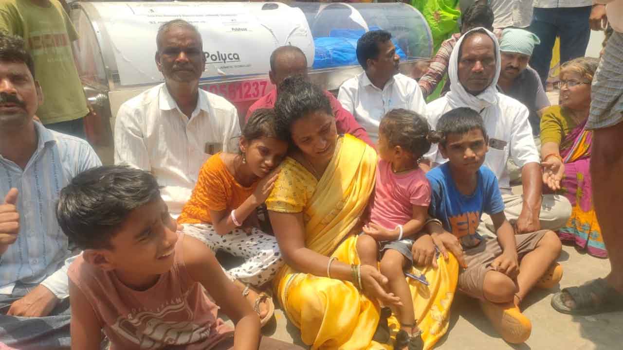 Road accident | రోడ్డు ప్రమాదంలో వ్యక్తి మృతి.. న్యాయం చేయాలని మృతదేహంతో ఆందోళన