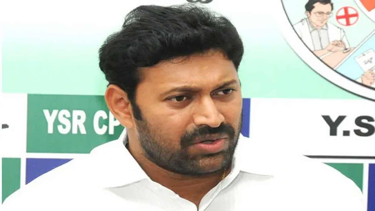 YS Avinash Reddy | కూటమి మేనిఫెస్టోపై మోదీ ఫొటో ఎందుకు లేదు? చంద్రబాబును ప్రశ్నించిన ఎంపీ అవినాష్‌ రెడ్డి