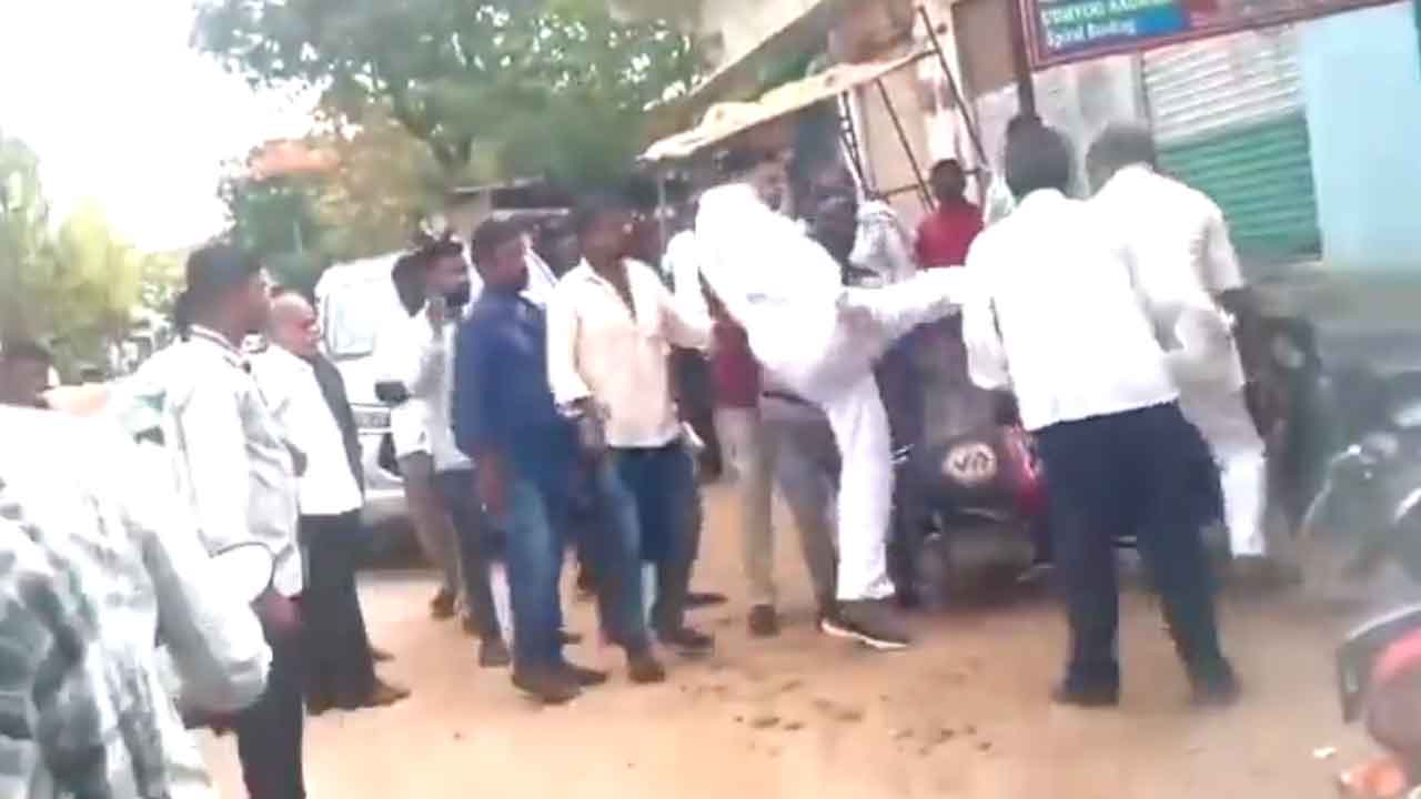 Zaeerabad | ఓటరును కాలితో తన్నిన కాంగ్రెస్‌ అభ్యర్థి సోదరుడు.. వీడియో వైరల్‌