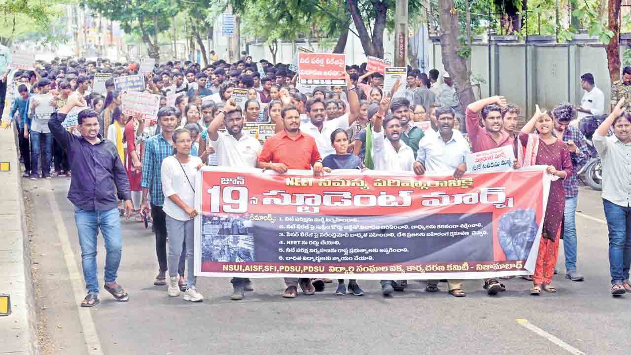 బహిరంగంగానే.. కబ్జా