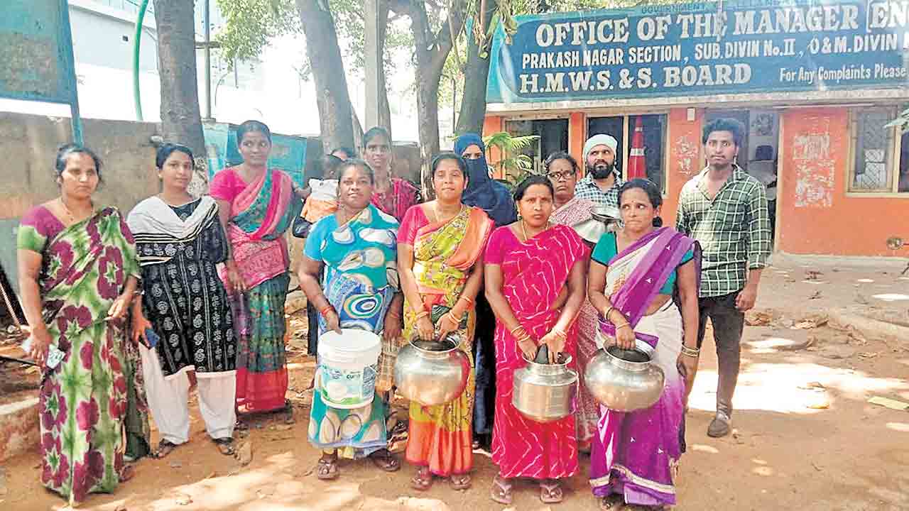 ఖాళీ బిందెలతో నిరసన