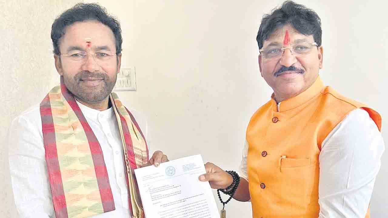 స్కూల్‌ కేటాయించకుంటే ఆమరణ దీక్ష