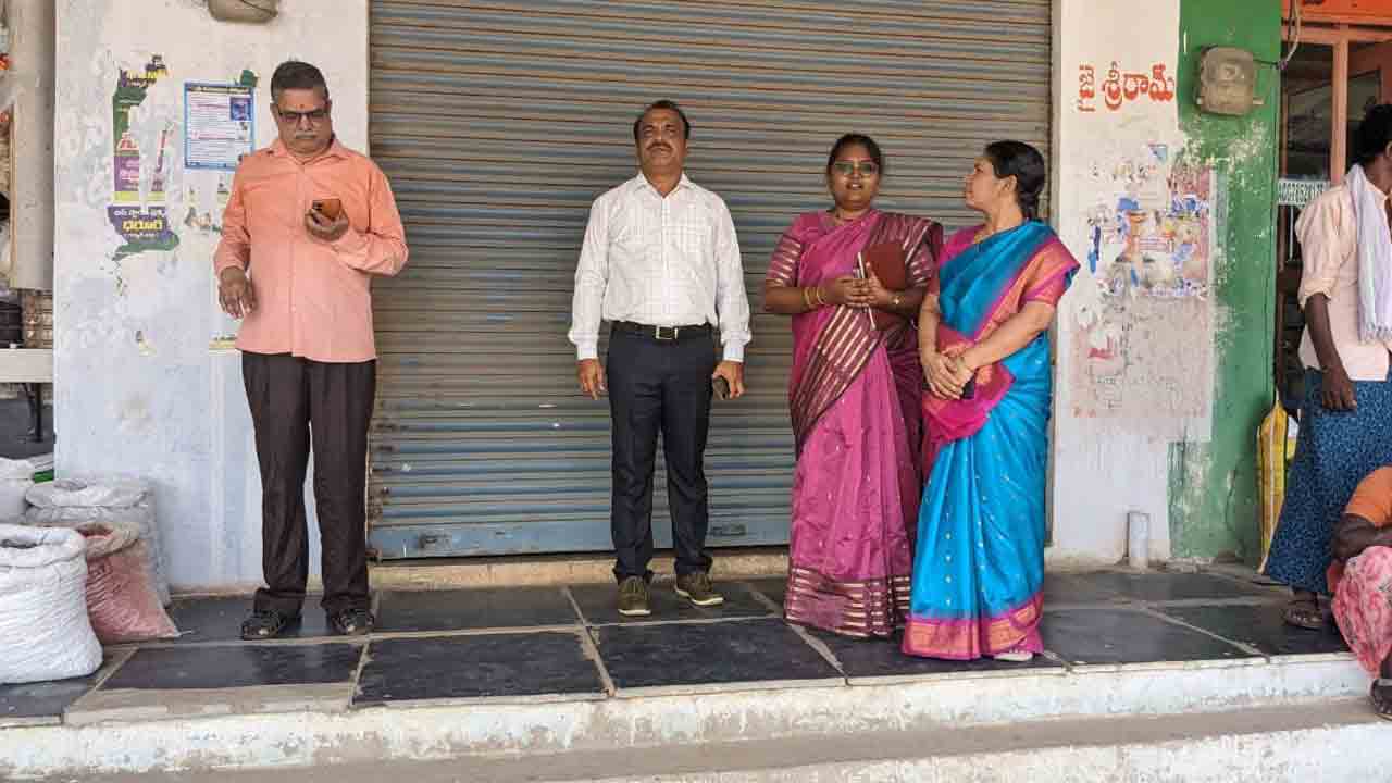 నకిలీ క్లినిక్‌లపై వేటు..