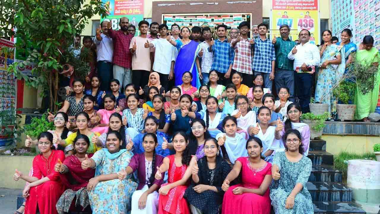 నీట్‌లో మెరిశారు