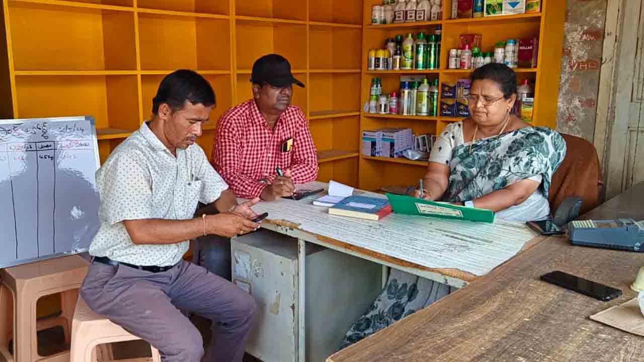 డీలర్ల వద్దే విత్తనాలు కొనాలి