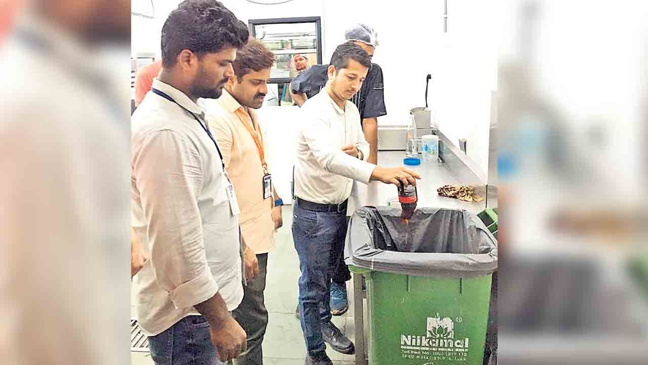 పలు బార్‌లలో ఫుడ్‌ సేఫ్టీ దాడులు