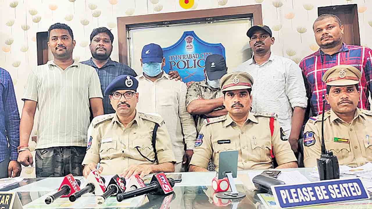 నగదు కాజేసిన తండ్రీ కొడుకు అరెస్టు