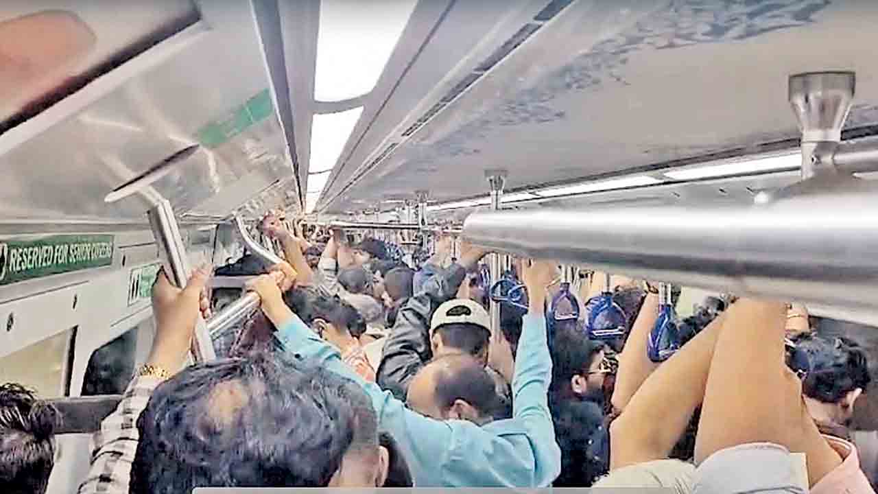 Hyderabad Metro | సాంకేతిక సమస్య.. మెట్రో సేవలకు అంతరాయం