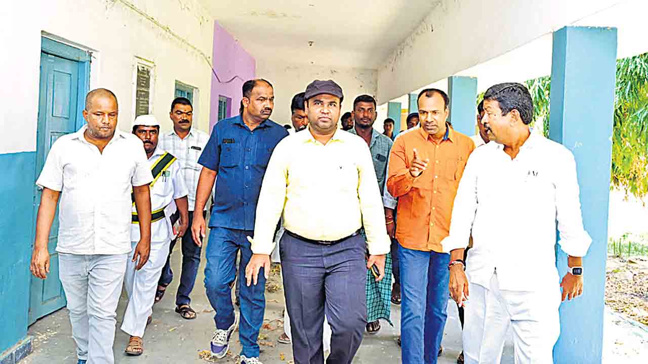 పాఠశాలల్లో పనులు త్వరగా పూర్తి చేయాలి