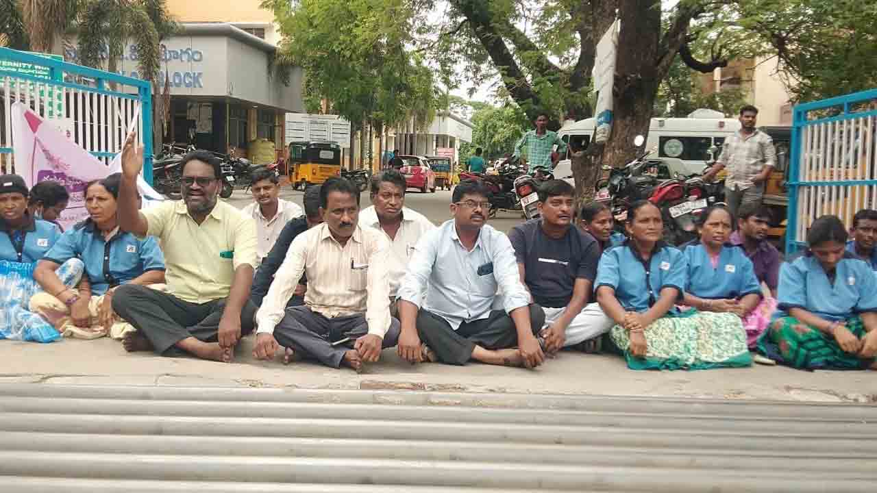 ఐదు నెలల వేతనాలు చెల్లించాలని ధర్నా