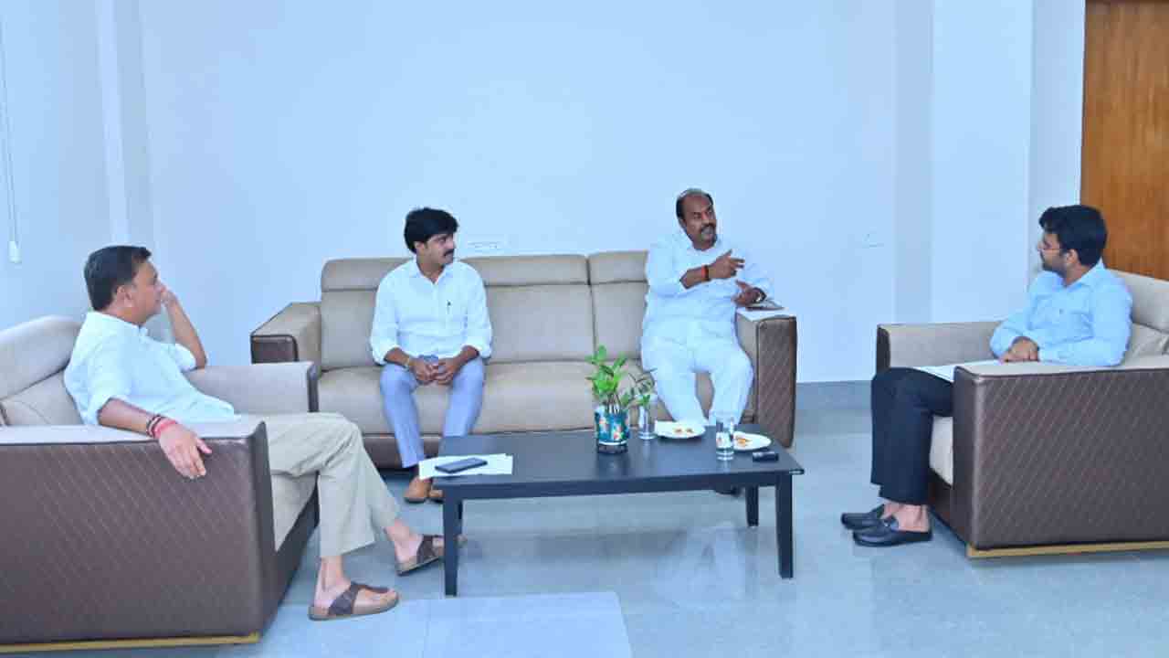 అభివృద్ధి పనుల్లో వేగం పెంచాలి