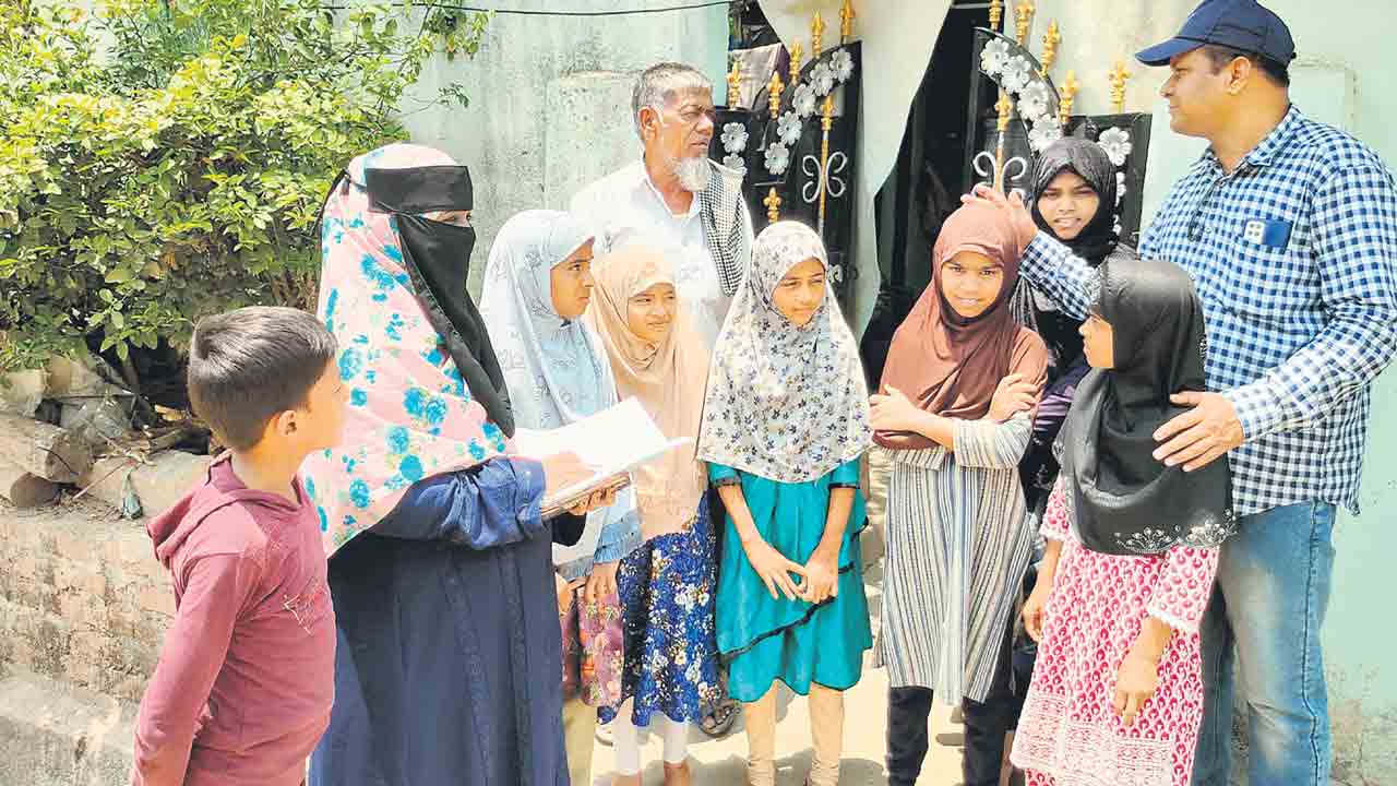 సార్లు లేని బడిలో.. పిల్లలను చేర్పించం