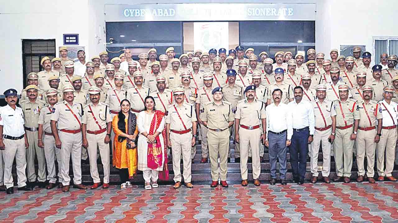 విధి నిర్వహణలో అంకితభావంతో పనిచేయాలి