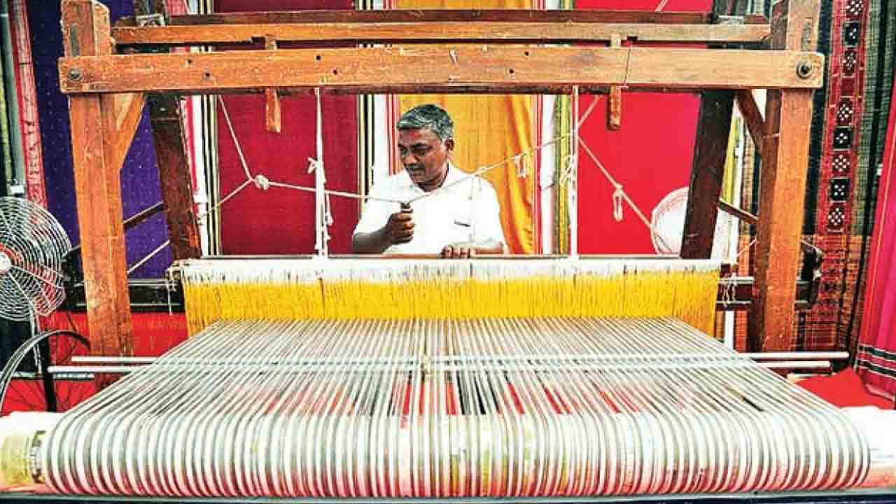 నేతన్నల బకాయిలు విడుదల చేయాలి