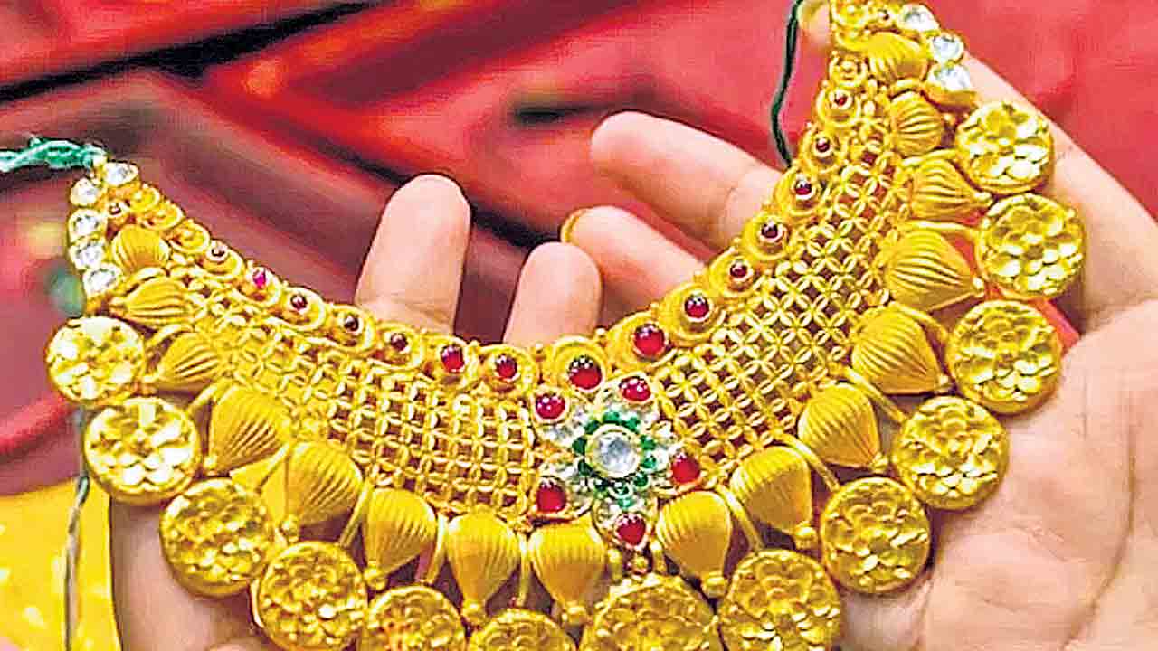 దిగొచ్చిన బంగారం