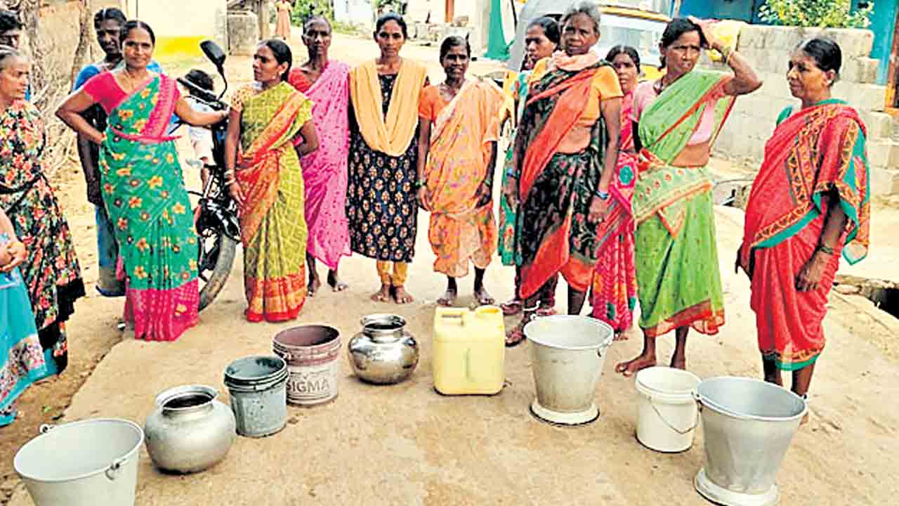 ఖాళీ బిందెలతో రోడ్డెక్కిన ఎడ్లపల్లి వాసులు