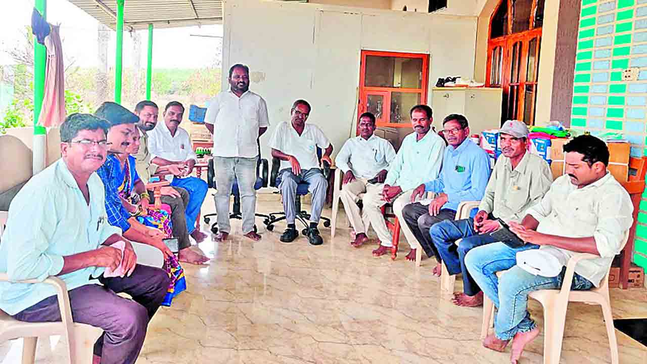 ఉద్యమకారులను ఆదుకోవాలి