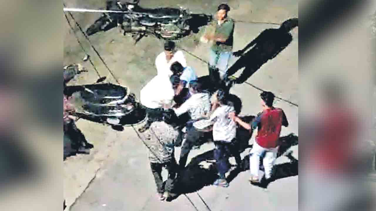 Crime News | అర్ధరాత్రి.. మత్తు బ్యాచ్‌ హల్‌చల్‌